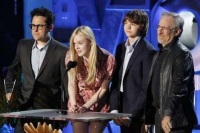 El director J.J. Abrams y el productor Steven Spielberg junto a miembros del elenco presentaron el nuevo avance de "Super 8"